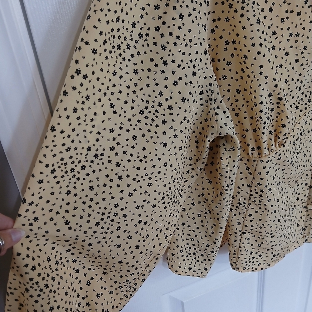 Levis Plus-sized Yellow Blouse With Black Flowers Button Front Babydoll  Cottage - Picture 4 of 9